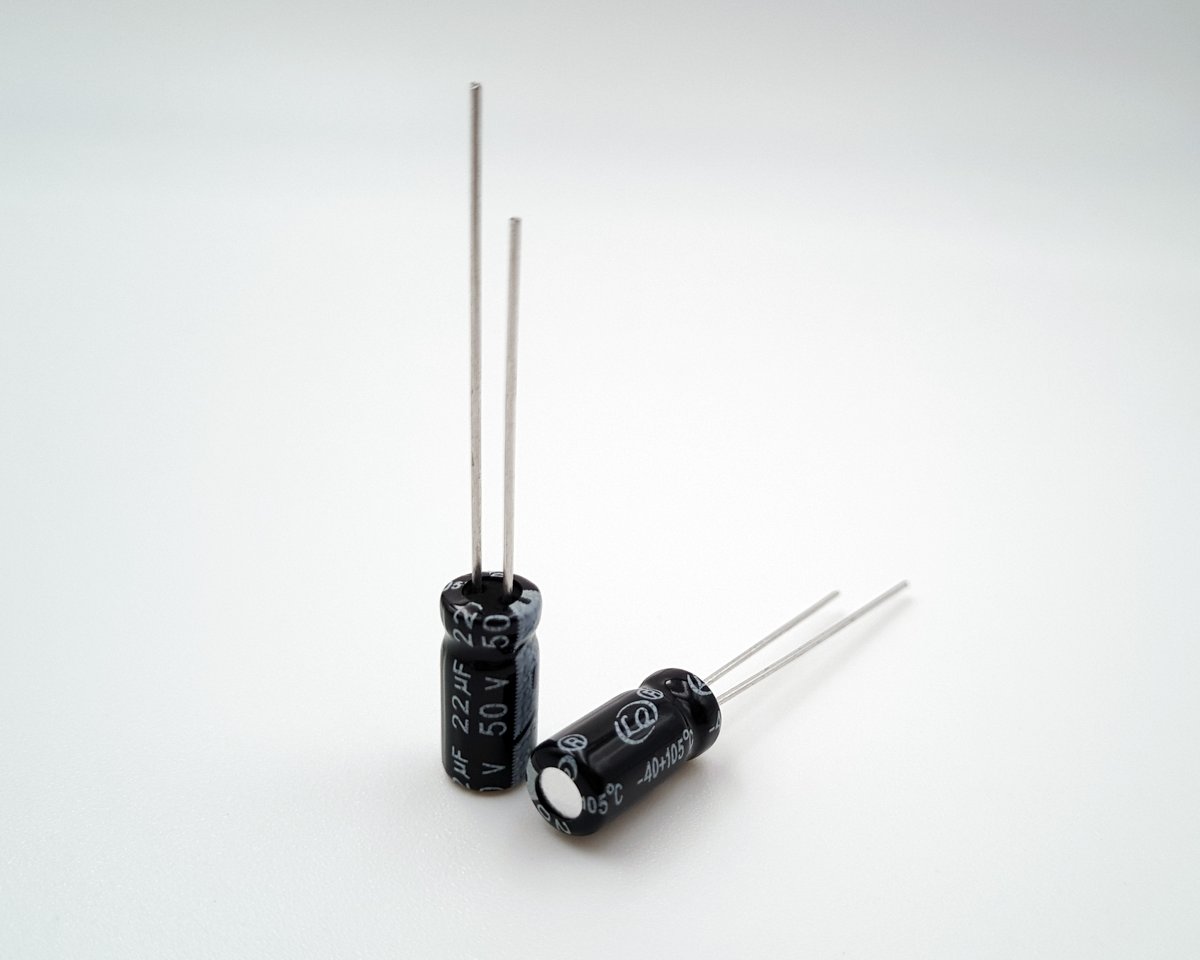 ͉늽22uF/50V